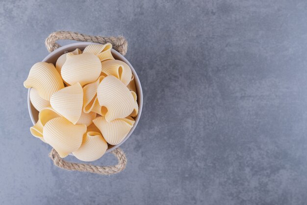 Haufen von Conchiglie-Nudeln im Blecheimer.