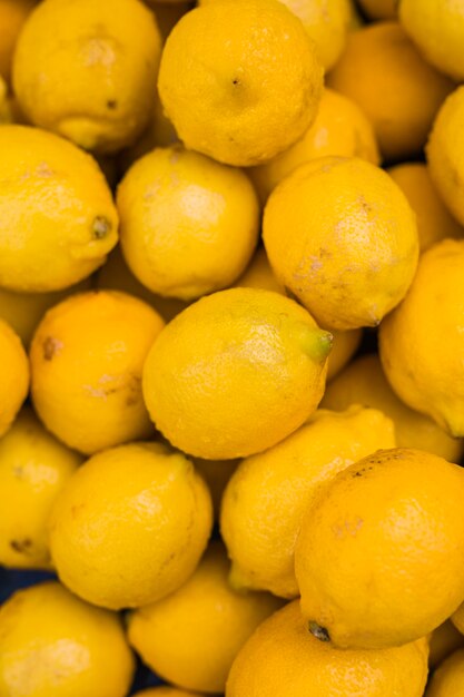 Haufen von gelben saftigen Zitronen