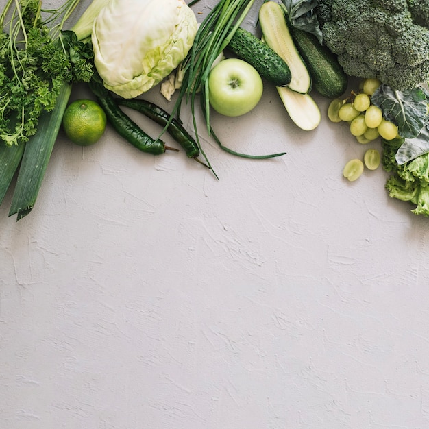 Kostenloses Foto haufen von grünem gemüse und obst