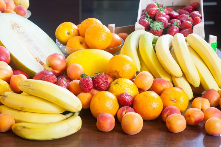 Kostenlose Foto haufen von verschiedenen frischen früchten