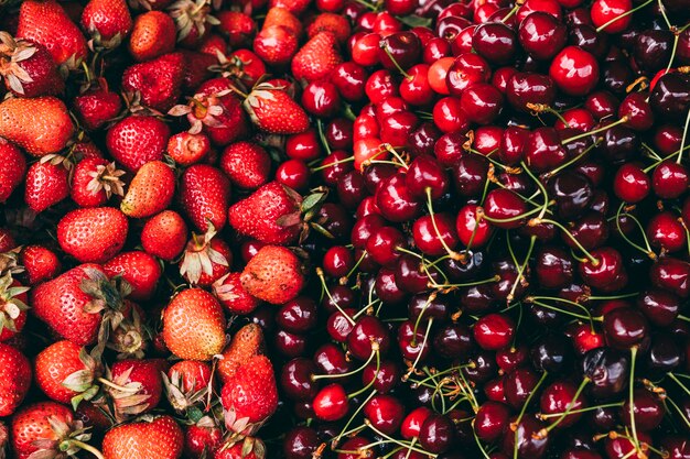 Haufen von verschiedenen roten Beeren