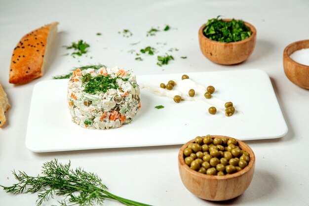 Hauptsalat mit Erbsen auf dem Tisch