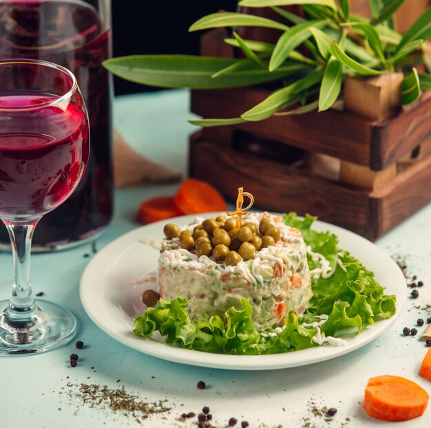 Hauptsalat mit Rotwein auf dem Tisch