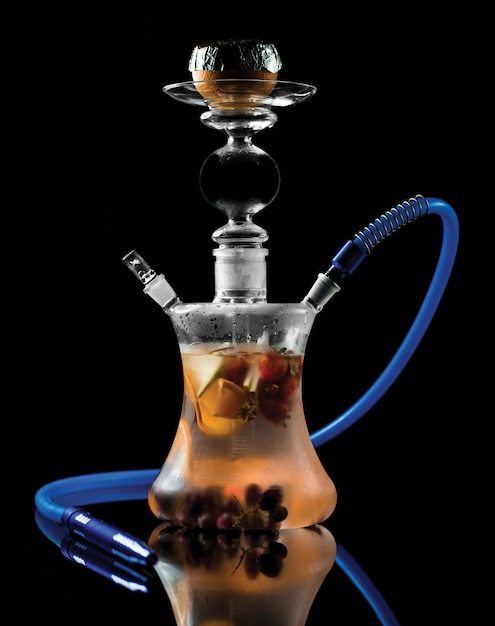 Hausgemachte arabische Shisha mit gemischten Früchten und Beeren