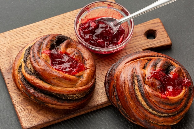 Hausgemachte Bagels mit Erdbeermarmelade