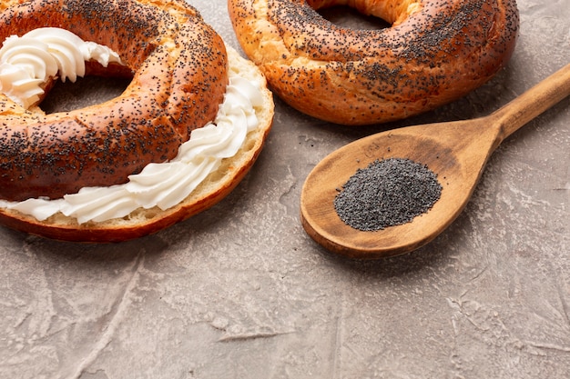 Hausgemachte Bagels mit Frischkäse