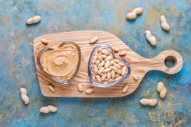 Hausgemachte Bio-Erdnussbutter mit Erdnüssen.