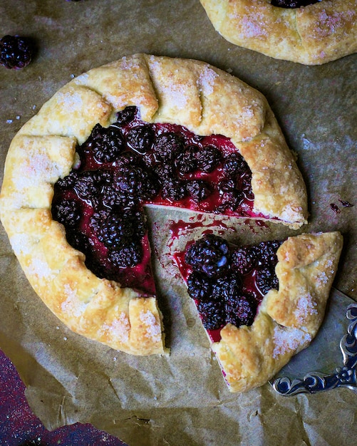 Kostenloses Foto hausgemachte brombeer-galette