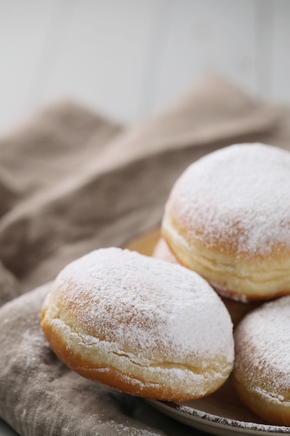 Hausgemachte Donuts mit Pulver