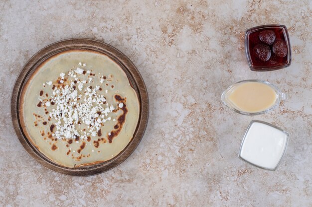 Hausgemachte dünne frische Crepes zum Frühstück oder Dessert