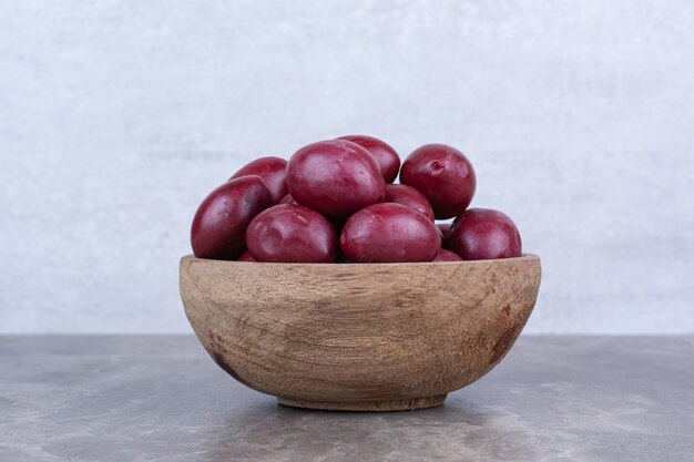 Hausgemachte eingelegte Früchte in der Holzschale.