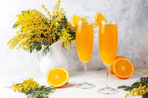 Hausgemachte erfrischende Orangen-Mimosen-Cocktails mit Champagner