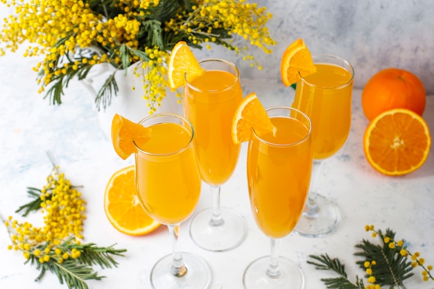 Hausgemachte erfrischende orangen-mimosen-cocktails mit champagner