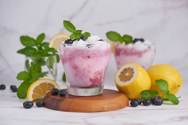 Hausgemachte frische Fruchtsmoothies. sommerfrisches Fruchtgetränk.