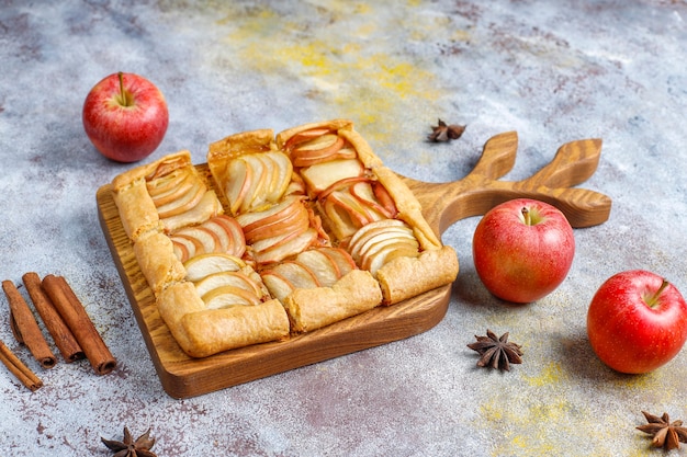 Hausgemachte galette mit äpfeln und zimt. Kostenlose Fotos