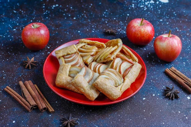 Kostenloses Foto hausgemachte galette mit äpfeln und zimt.