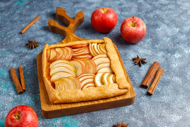 Kostenloses Foto hausgemachte galette mit äpfeln und zimt.