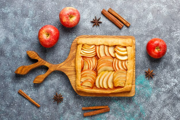 Hausgemachte Galette mit Äpfeln und Zimt