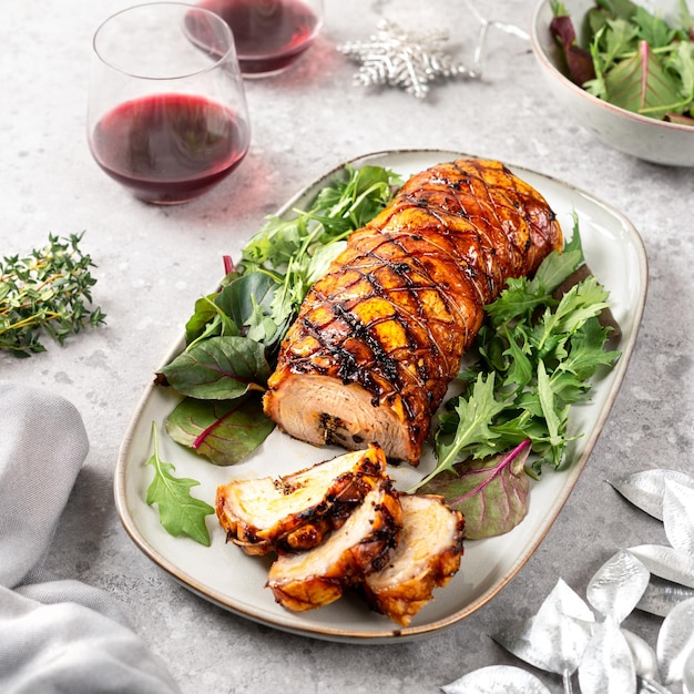 Kostenloses Foto hausgemachte gebackene porchetta in rollen mit mehreren kräutern, pfeffer und knoblauch