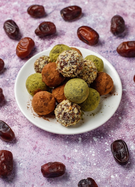 Hausgemachte gesunde vegane rohe energie-trüffelbällchen mit datteln und walnüssen