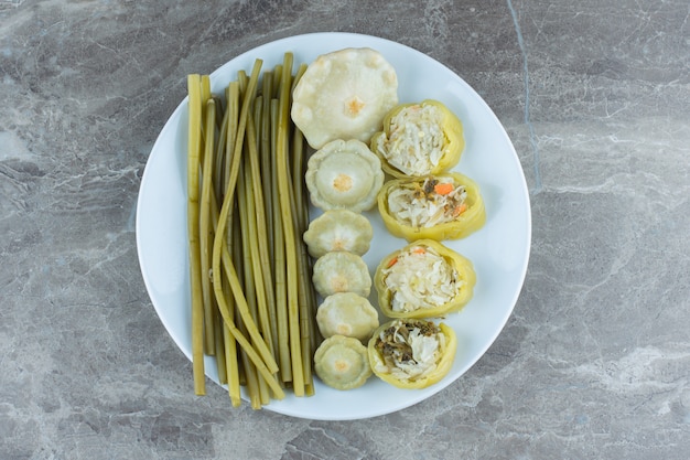 Hausgemachte Gurke. Gefüllte grüne Paprikascheiben mit grünem Patty Pan Squash.