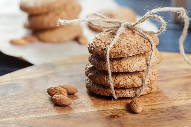 Hausgemachte Haferflockenkekse mit Nüssen