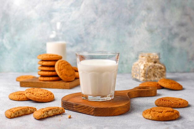 Hausgemachte Haferkekse mit einer Tasse Milch.