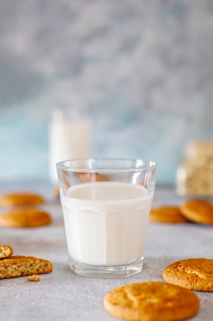 Hausgemachte Haferkekse mit einer Tasse Milch.