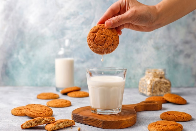 Hausgemachte Haferkekse mit einer Tasse Milch.