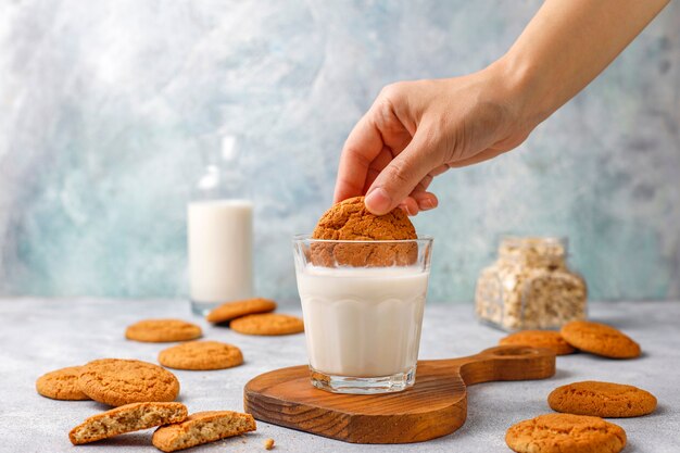 Hausgemachte Haferkekse mit einer Tasse Milch.