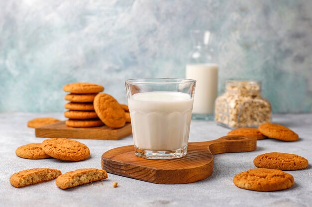 Hausgemachte Haferkekse mit einer Tasse Milch.