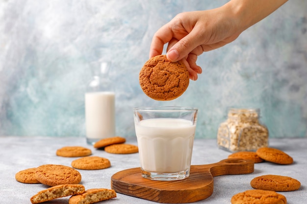 Hausgemachte Haferkekse mit einer Tasse Milch.