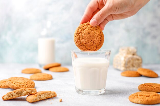 Hausgemachte Haferkekse mit einer Tasse Milch.