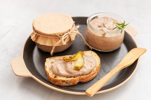 Huhn hausgemachte leberpastete im glas mit toast und ...