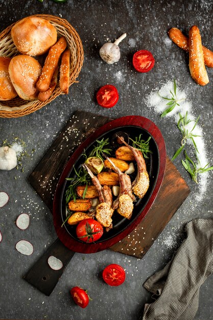 Hausgemachte Kartoffel-Fleisch-Rippchen in Tontöpfen