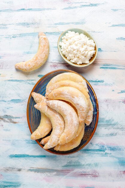 Hausgemachte kekse in bananenform mit quarkfüllung.