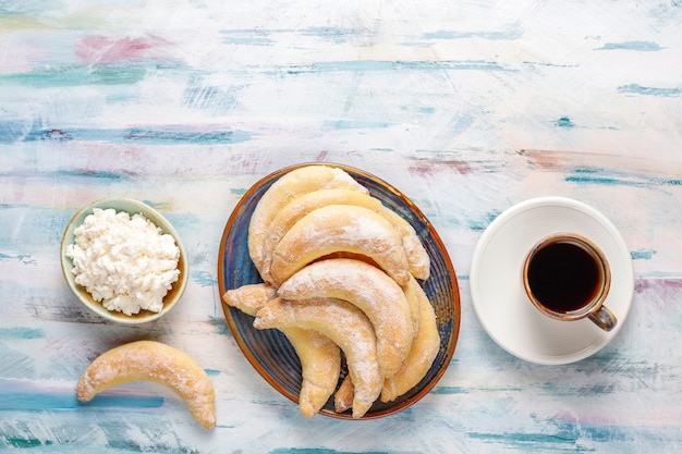 Hausgemachte kekse in bananenform mit quarkfüllung.