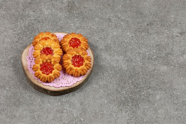 Hausgemachte Kekse mit Gelee auf Holzstück