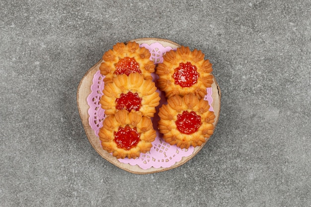 Kostenloses Foto hausgemachte kekse mit gelee auf holzstück