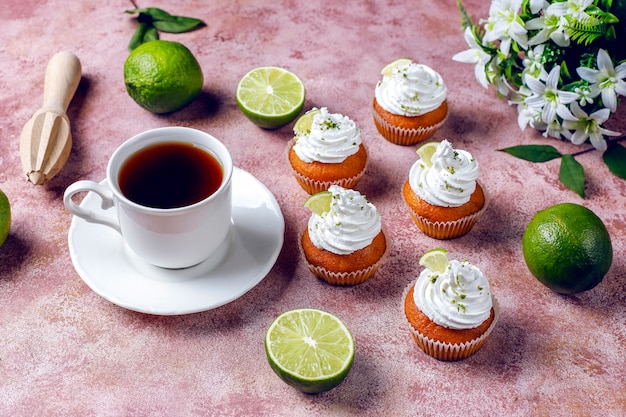 Hausgemachte Key Lime Cupcakes mit Schlagsahne und Limettenschale, selektiver Fokus