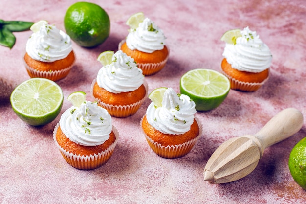 Hausgemachte Key Lime Cupcakes mit Schlagsahne und Limettenschale, selektiver Fokus