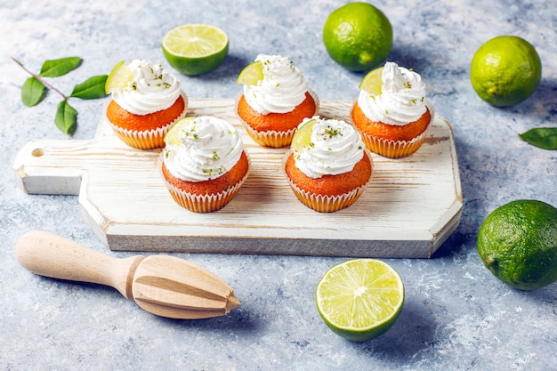 Hausgemachte Key Lime Cupcakes mit Schlagsahne und Limettenschale, selektiver Fokus