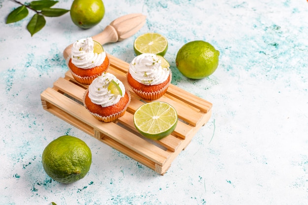 Hausgemachte Key Lime Cupcakes mit Schlagsahne und Limettenschale