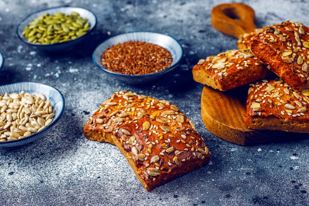 Hausgemachte Knäckebrotkekse mit Sesam, Haferflocken, Kürbis und Sonnenblumenkernen. Gesunder Snack, Samencracker