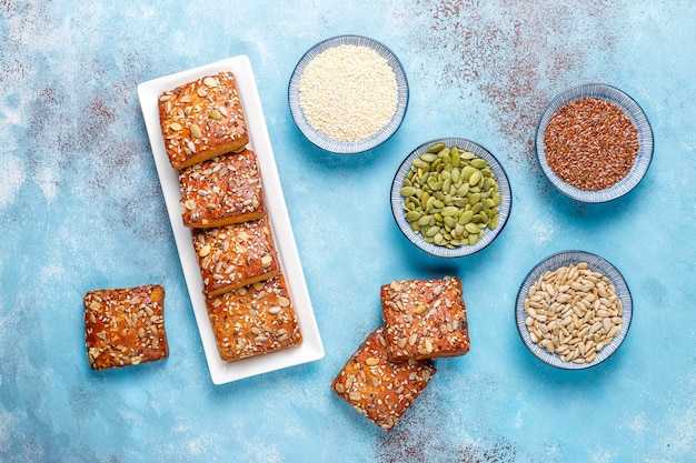 Kostenloses Foto hausgemachte knäckebrotkekse mit sesam, haferflocken, kürbis und sonnenblumenkernen. gesunder snack, samencracker