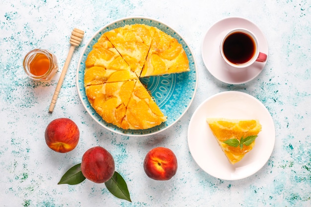 Hausgemachte köstliche französische Dessert Torte Tatin mit Pfirsichen.