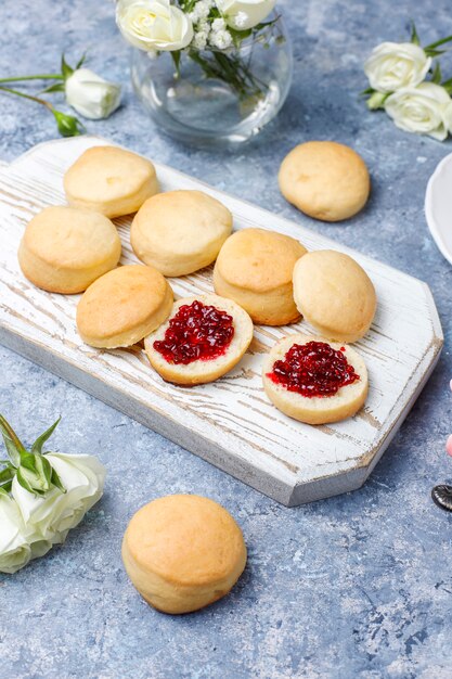 Kostenloses Foto hausgemachte köstliche kekse, die mit himbeermarmelade dienen, draufsicht