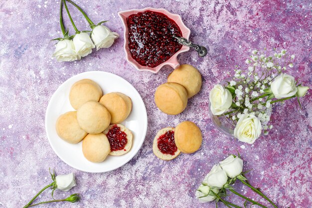 Hausgemachte köstliche Kekse, die mit Himbeermarmelade dienen, Draufsicht