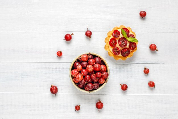 Hausgemachte köstliche Sommerbeerentörtchen und frische Beeren