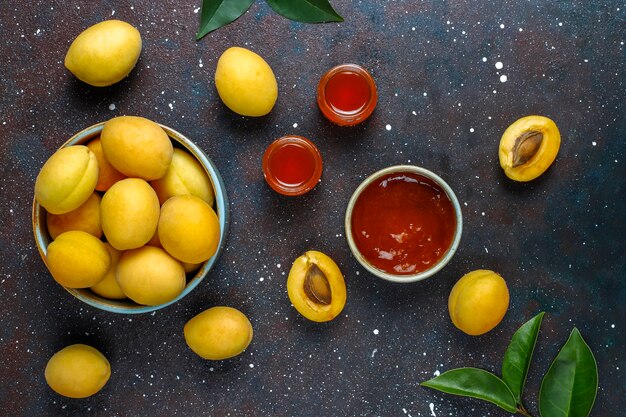 Hausgemachte leckere Aprikosenmarmelade mit frischen Aprikosenfrüchten